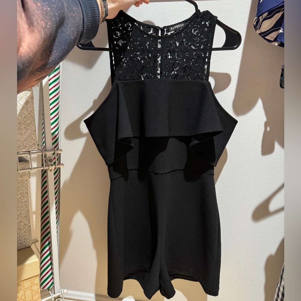 Black cocktail, lace, short romper / jumpsuit size S (US4) EXPRESS like new